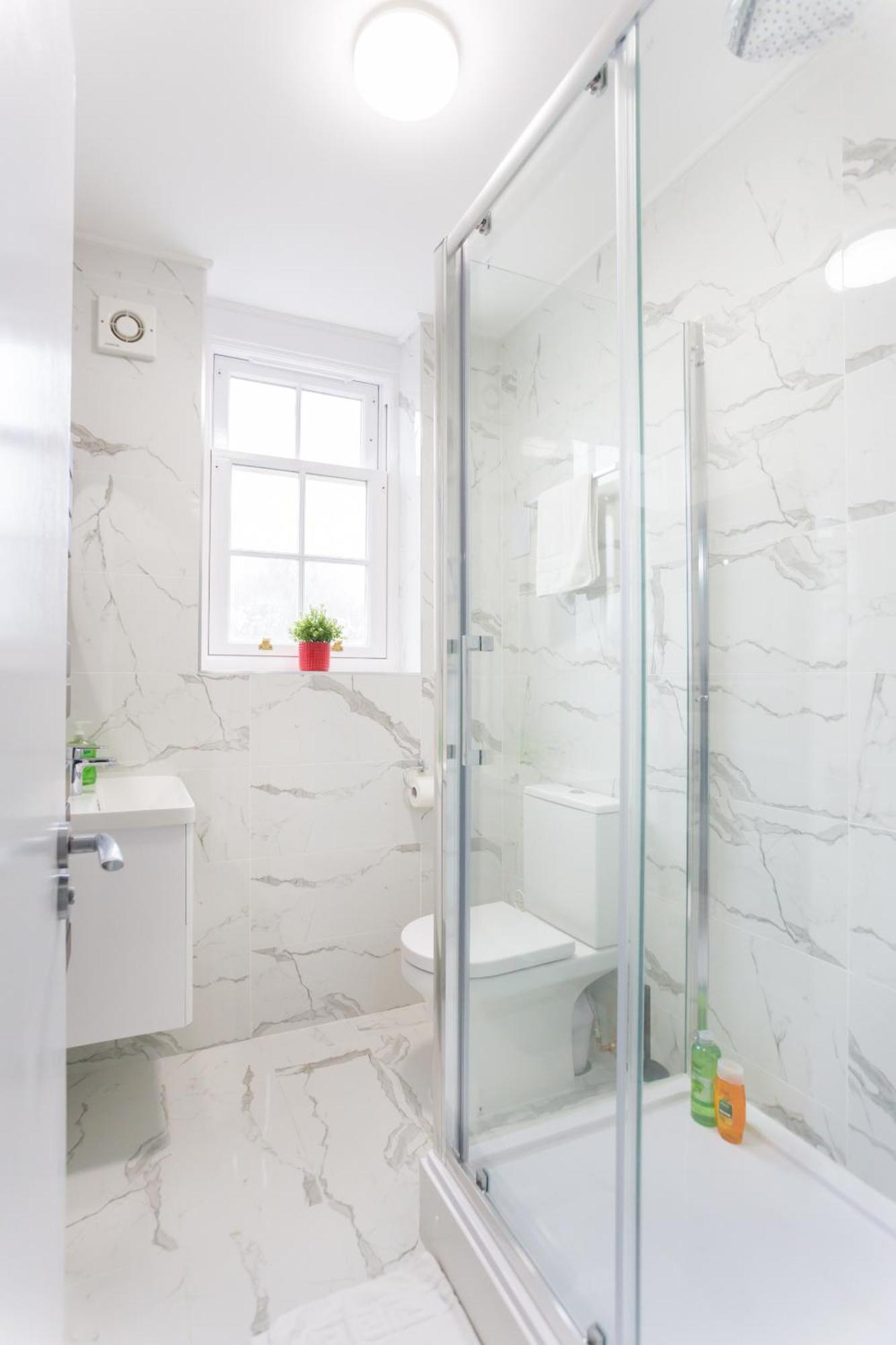 City Centre One Bedroom Apartment Next To Station, Newly Renovated Λονδίνο Εξωτερικό φωτογραφία