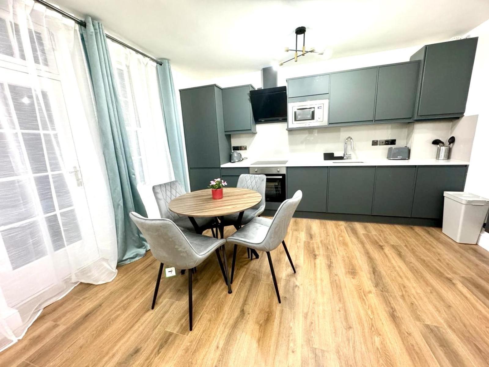 City Centre One Bedroom Apartment Next To Station, Newly Renovated Λονδίνο Εξωτερικό φωτογραφία