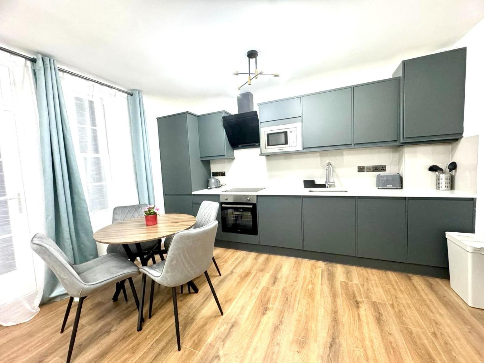 City Centre One Bedroom Apartment Next To Station, Newly Renovated Λονδίνο Εξωτερικό φωτογραφία