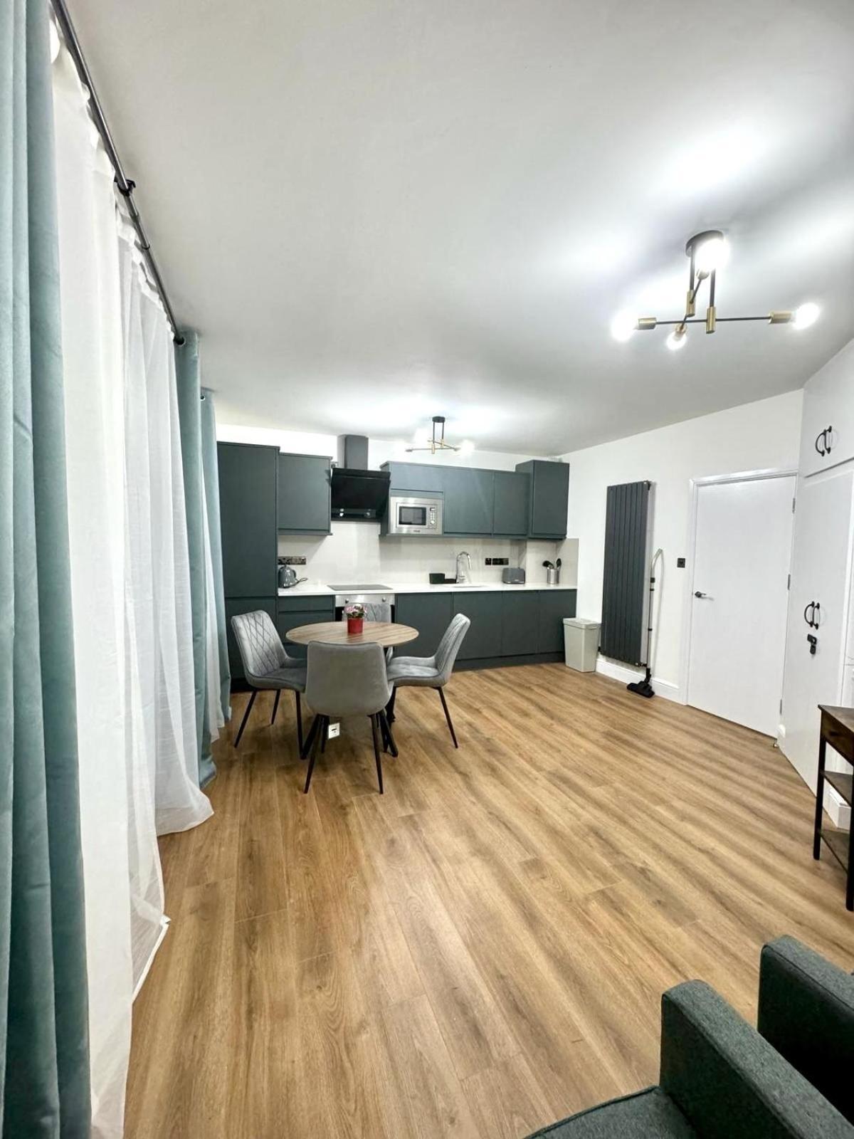 City Centre One Bedroom Apartment Next To Station, Newly Renovated Λονδίνο Εξωτερικό φωτογραφία